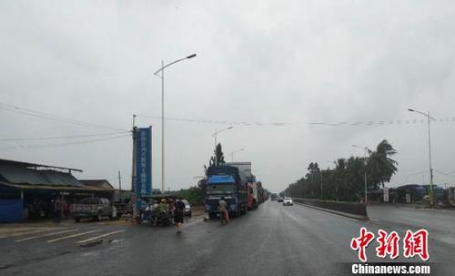中國(guó)僑網(wǎng)車(chē)輛因臺(tái)風(fēng)致瓊州海峽停航而滯留 梁秋川 攝