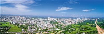 中國僑網(wǎng)8月7日,俯瞰文昌市城區(qū)。近年來,,文昌立足僑鄉(xiāng)獨特優(yōu)勢,補齊發(fā)展短板,,推動航天科技城建設(shè),城鄉(xiāng)面貌發(fā)生巨大變化,。 本報記者 袁琛 攝