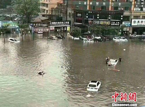 中國僑網(wǎng)河南省夏邑縣城區(qū)嚴重積水,,大量小型汽車拋錨?!⌒鞐潯z