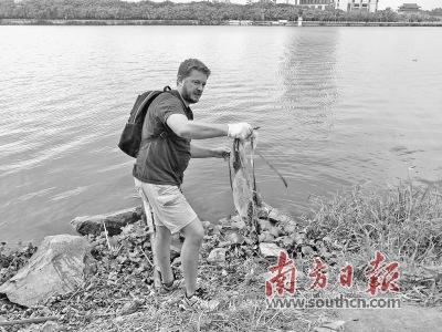 中國僑網(wǎng)Olivier在江邊撿拾垃圾,。受訪者供圖