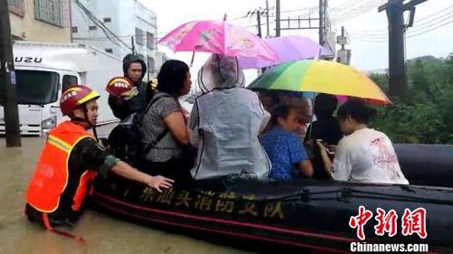 中國僑網(wǎng)29日至31日連降暴雨,廣東汕頭潮南46萬多人受災(zāi),,圖為消防官兵正轉(zhuǎn)移受災(zāi)群眾 消防 攝