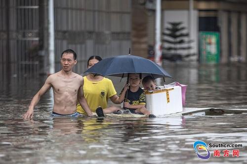 中國(guó)僑網(wǎng)9月2日,陳貴路仍被洪水淹沒(méi),一對(duì)父母用簡(jiǎn)陋的木板運(yùn)送孩子離開(kāi),。南方網(wǎng)全媒體記者 張由瓊 實(shí)習(xí)生 徐杰 攝