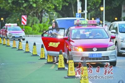 中國(guó)僑網(wǎng)滴滴出行暫停深夜服務(wù)后,,佛山出租車企業(yè)已進(jìn)行相關(guān)的調(diào)度調(diào)整,,保障夜間出租車運(yùn)力。 南方日?qǐng)?bào)記者 戴嘉信 攝