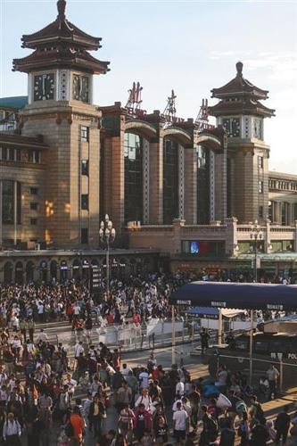 中國(guó)僑網(wǎng)9月3日,來(lái)北京站乘車的旅客陸續(xù)進(jìn)入候車廳,。A12-A13版攝影/新京報(bào)記者 彭子洋