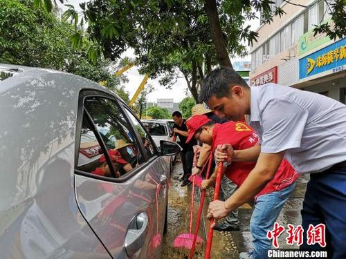 中國(guó)僑網(wǎng)珠海市橫琴新區(qū)工商局上街打掃,組織救災(zāi)復(fù)產(chǎn)?!$娦馈z