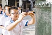 中國僑網(wǎng)學(xué)生們排隊把書信投進郵筒內(nèi),。