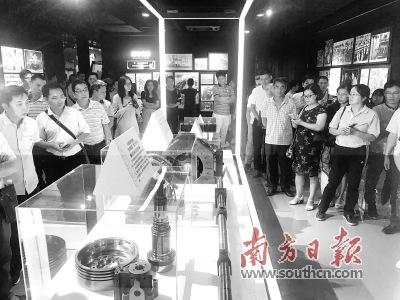 中國(guó)僑網(wǎng)珠三角工匠精神展示館自開(kāi)館以來(lái),,參觀者絡(luò)繹不絕,。9月21日,,江門(mén)市工匠協(xié)會(huì)與來(lái)自中山等地的客人,,一同領(lǐng)略這本展現(xiàn)珠三角工業(yè)文明進(jìn)程的“百科全書(shū)”。羅瓊 攝