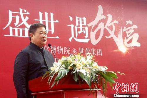 中國僑網(wǎng)10月15日,故宮博物院與世茂集團(tuán)戰(zhàn)略合作暨故宮海上絲綢之路館啟動儀式在福建石獅舉行。圖為故宮博物院院長單霽翔致辭,?!O虹 攝