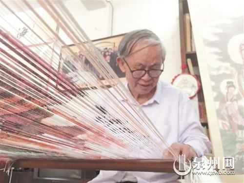 中國(guó)僑網(wǎng)周文虎在編織,。