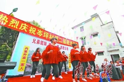 中國(guó)僑網(wǎng)清新區(qū)龍頸鎮(zhèn)岑坪村“外嫁女”返鄉(xiāng)自編節(jié)目獻(xiàn)愛老人。賀歡 攝