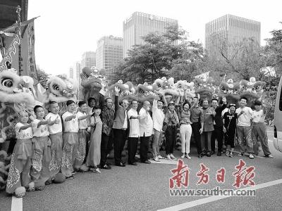 中國僑網黃飛鴻中聯電纜武術龍獅協會與主創(chuàng)在拍攝現場合影,。受訪者供圖