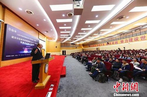 中國僑網(wǎng)諾貝爾經(jīng)濟學(xué)獎獲得者莫頓教授受聘上海大學(xué)“兼職教授”,。供圖