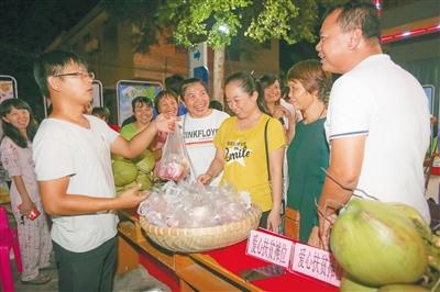 中國(guó)僑網(wǎng)在文昌市“夜校集市”,農(nóng)戶(hù)們帶來(lái)的農(nóng)產(chǎn)品深受歡迎,。 本報(bào)記者 袁琛 攝