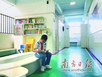 中國(guó)僑網(wǎng)建陽(yáng)小學(xué)把衛(wèi)生間外空間打造成“書吧”和“僑愛”教育“小基地”,。楊可 攝