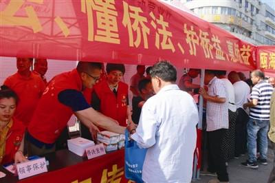中國僑網(wǎng)圖為市外僑辦開展僑法宣傳活動(dòng)