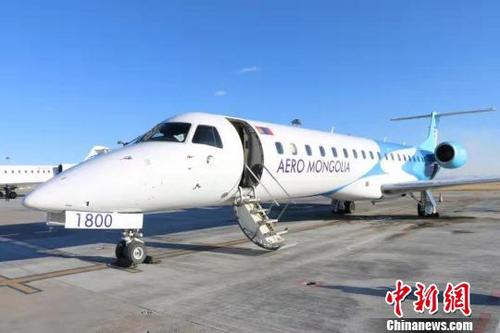 中國僑網(wǎng)圖為新機(jī)型飛機(jī),。呼和浩特機(jī)場供圖
