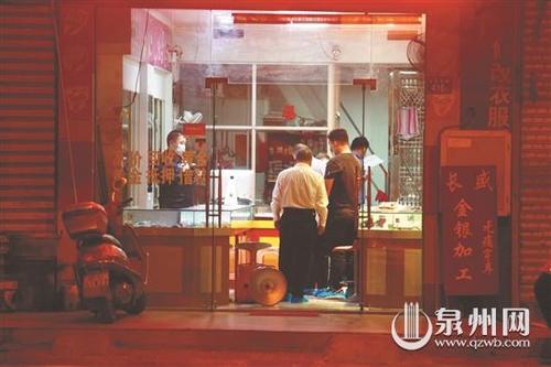 中國(guó)僑網(wǎng)警方在店內(nèi)調(diào)查取證。