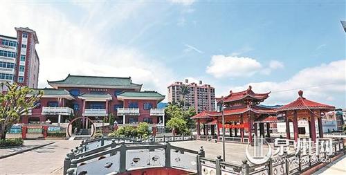 中國僑網(wǎng)芙蓉李氏家風(fēng)家訓(xùn)教育基地內(nèi),,展出李氏家訓(xùn)家范錄,、典范人物故事、四字箴言,、名人語錄等內(nèi)容,。