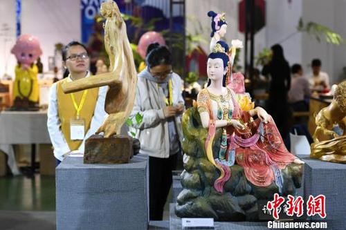中國僑網精致的工藝品?!⊥鯑|明 攝