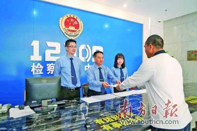 中國(guó)僑網(wǎng)江門市人民檢察院工作人員向來訪人送達(dá)信訪事項(xiàng)告知書,。通訊員供圖