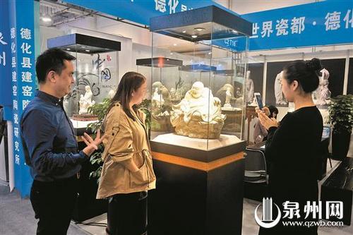 中國僑網(wǎng) 泉州展區(qū)參觀者絡(luò)繹不絕