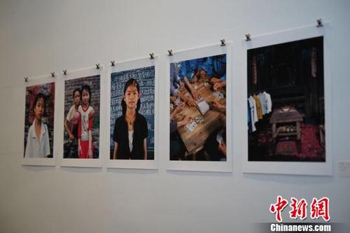 中國僑網(wǎng)攝影展現(xiàn)場 陳明東 攝
