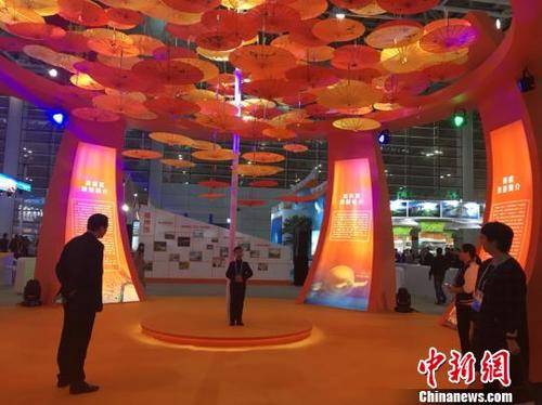 中國僑網(wǎng)海峽國際會展中心8號館中,小小講解員董一銘正向游客推介福州,?!∪~秋云 攝