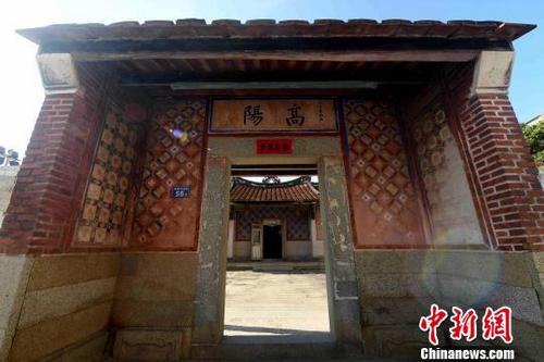 中國僑網(wǎng)“高陽樓”位于福建省漳州臺商投資區(qū)角美鎮(zhèn)鴻漸村,。該村是菲律賓前總統(tǒng)科拉松?阿基諾的祖籍地,,也是閩南著名僑鄉(xiāng)之一,?!埍蟆z
