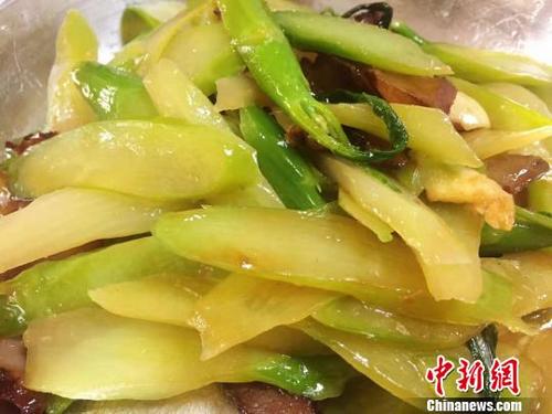 中國(guó)僑網(wǎng)廣式臘肉炒沖蔞粗梗芥蘭 李曉春 攝