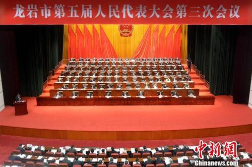 中國(guó)僑網(wǎng)龍巖市市長(zhǎng)林興祿在第五屆人大三次會(huì)議上表示,,要高質(zhì)量推進(jìn)文旅康養(yǎng)產(chǎn)業(yè),,突出紅色、生態(tài),、客家三大主題,,打造“紅色文化之都”?!埥鸫āz