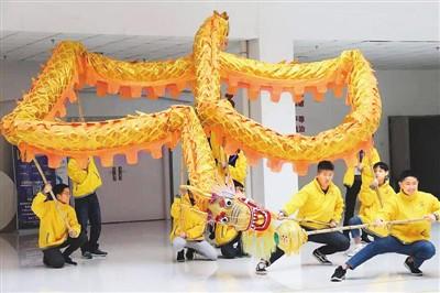 中國僑網(wǎng)圖為華裔青少年正在學(xué)習(xí)傳統(tǒng)舞龍藝術(shù)。 吳 偉攝