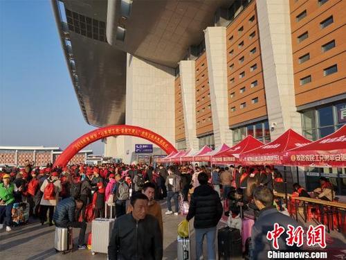 中國僑網(wǎng)1月28日,,泉州動車站廣場前人潮涌動,千余名在泉務(wù)工人員乘“專列”返鄉(xiāng),?!£慅埳健z