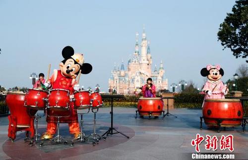 中國僑網(wǎng)米奇與米妮在進行傳統(tǒng)鼓樂表演,。 湯彥俊 攝