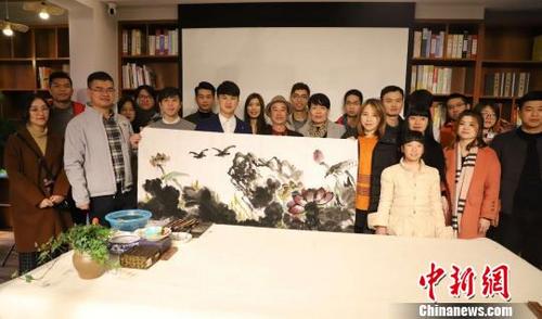 中國僑網(wǎng)圖為合影留念?!幍率信_港澳辦 供圖