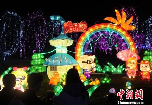 中國(guó)僑網(wǎng)福建漳州英橋花?;艚M陪伴市民歡度新春佳節(jié),自1月31日亮燈以來(lái),,吸引大量市民前往觀賞,。圖為英橋花海花燈組,?!埥鸫āz