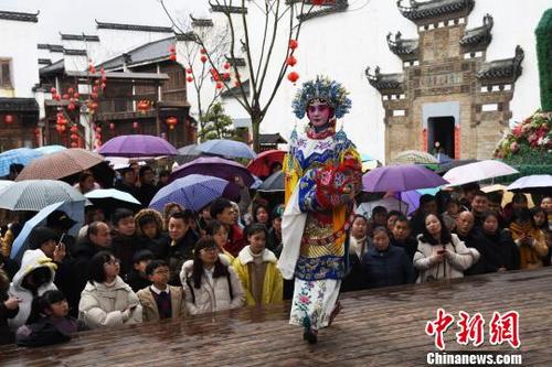 中國僑網(wǎng)2月9日,江西婺源夢(mèng)里老家演藝小鎮(zhèn)游人如織,,大批市民、游客在觀看演出中歡度春節(jié),?!伍L華 攝