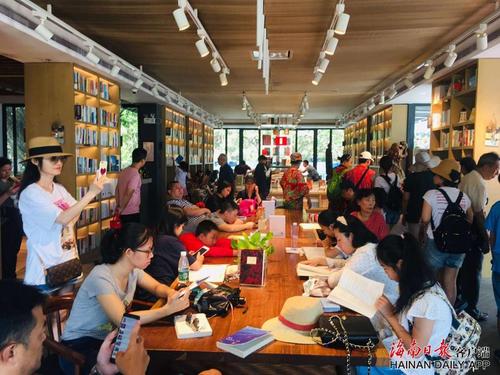 中國僑網(wǎng)書屋里坐滿了讀者,。海南日報記者袁宇攝