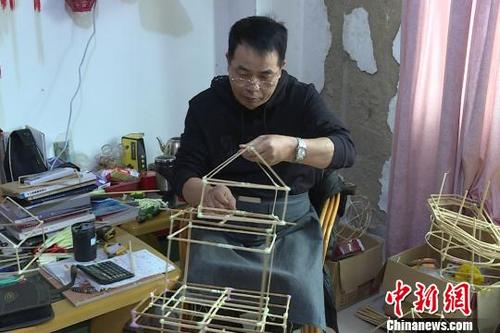中國僑網(wǎng)“泉州花燈”福建省級(jí)非物質(zhì)文化遺產(chǎn)傳承人陳曉萍正在制作花燈?!$娦馈z