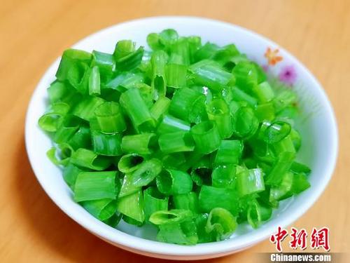 中國僑網(wǎng)臺山人將蔥切成粒狀稱為蔥花 李曉春 攝