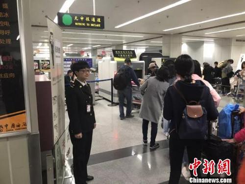 中國僑網(wǎng)福州長樂機(jī)場海關(guān)旅檢現(xiàn)場,。 供圖