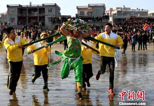 中國僑網(wǎng)莆田南日島上正在進行抬神沖海鬧元宵活動,?!⊥鯑|明 攝