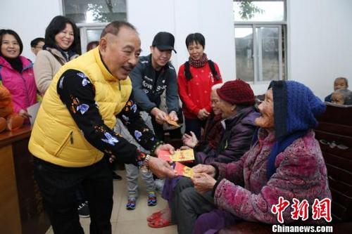 中國僑網馮煥文向104歲的老人送上慰問“利是” 劉爍 攝