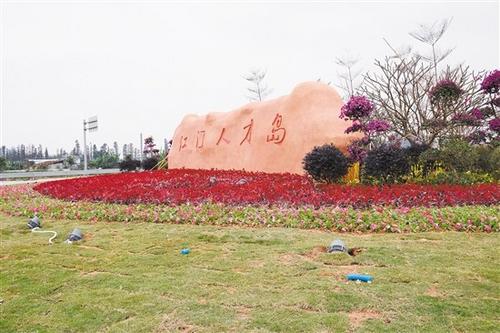 中國僑網(wǎng)高速公路潮連出入口花團(tuán)錦簇,。