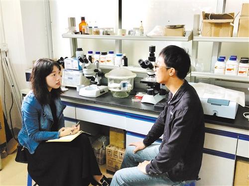 中國僑網我市統籌推行高層次人才“綠卡”制度,,為人才在入戶,、醫(yī)療等方面提供便利服務。圖為人才管家為高層次人才提供跟蹤服務,。