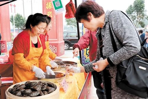 中國僑網(wǎng)“僑鄉(xiāng)巧廚娘”現(xiàn)場制作各種地方特色糕點,。