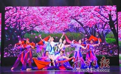 中國僑網(wǎng)春節(jié)過后,“親情中華·歡聚江門”文藝晚會(huì)在江門上演,16個(gè)國家和地區(qū)的五邑籍僑胞逾千人在現(xiàn)場觀看演出,。楊興樂 攝