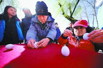 中國(guó)僑網(wǎng)“春分·朝陽”文化節(jié)在日壇公園開幕。觀眾現(xiàn)場(chǎng)體驗(yàn)豎雞蛋,、粘三角,、推鐵環(huán)等充滿年代感的趣味活動(dòng)。(圖片來源:《北京日?qǐng)?bào)》 潘之望/攝)