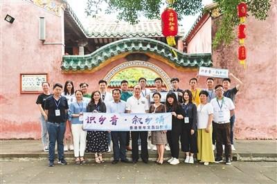 中國僑網(wǎng)3月31日,,在2019年第八屆海南文昌南洋文化節(jié)舉辦期間,,“識鄉(xiāng)音·敘鄉(xiāng)情”香港青年回鄉(xiāng)研學(xué)活動在文昌開展。圖為香港青年在文昌孔廟研學(xué)考察。文昌市委宣傳部供圖