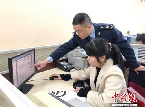 中國僑網(wǎng)福建稅務(wù)部門工作人員正在指導(dǎo)財(cái)務(wù)人員相關(guān)涉稅事項(xiàng),?!∪~秋云 攝