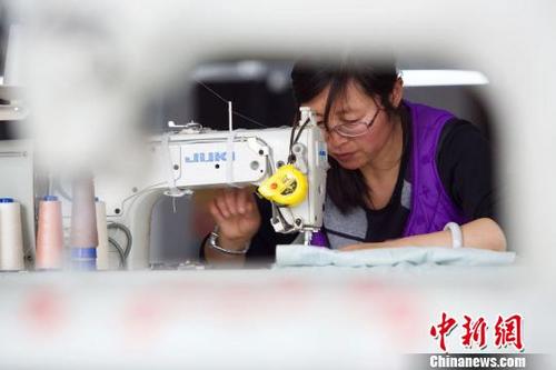 中國僑網(wǎng)楊永智在海門疊石橋家紡工廠內拍攝的作品 楊永智 攝
